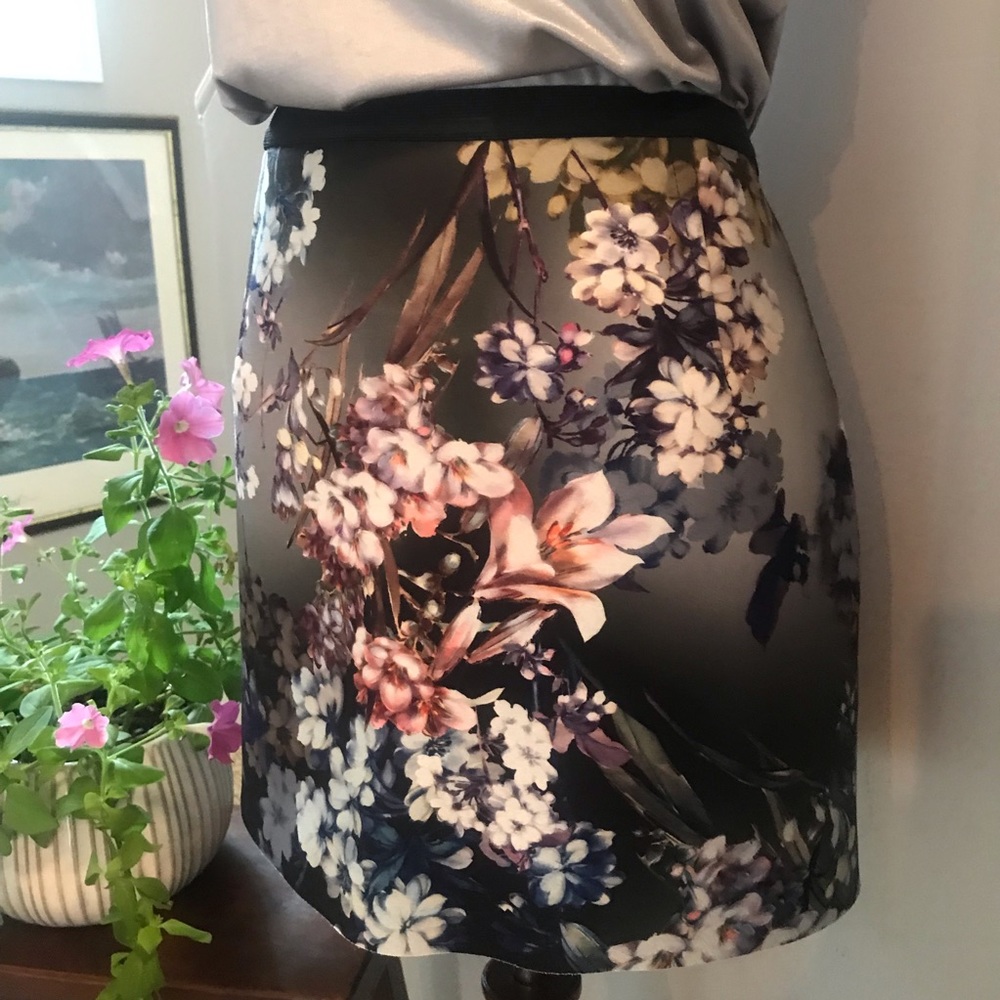 TOPSHOP Mini Skirt Scuba Black Floral Skirt Casual Style Size US 10